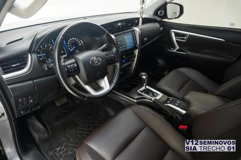 TOYOTA HILUX SW4 2.8 SRX 4X4 7 LUGARES 16V TURBO INTERCOOLER DIESEL 4P AUTOM�TICO