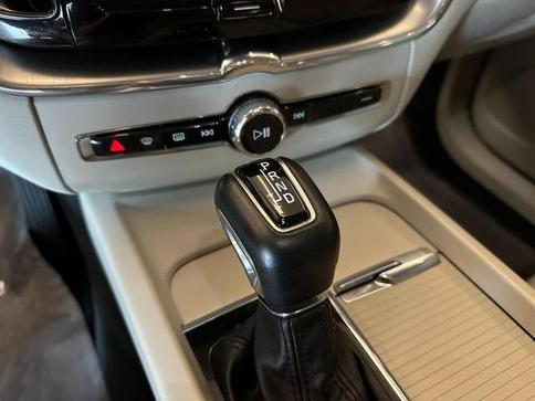 VOLVO XC 60 2.0 T5 MOMENTUM AWD