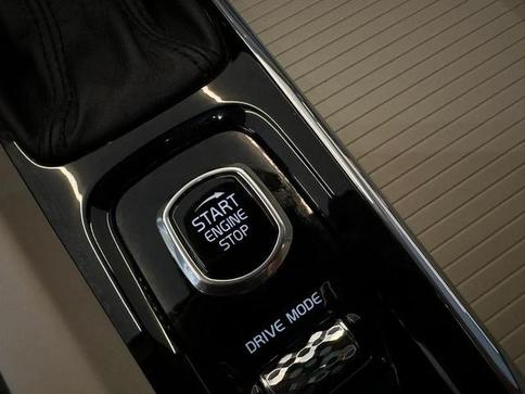 VOLVO XC 60 2.0 T5 MOMENTUM AWD