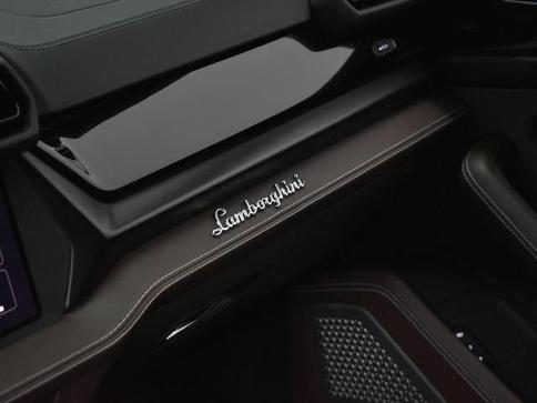 LAMBORGHINI URUS SE