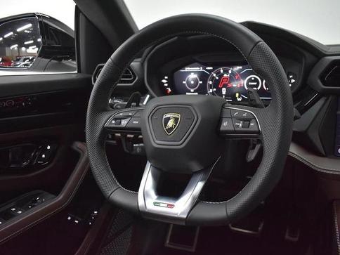 LAMBORGHINI URUS SE