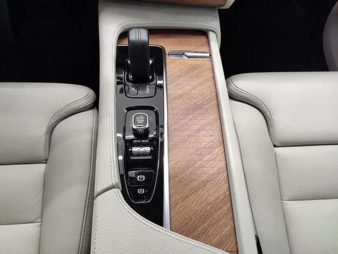 VOLVO XC90 T8 MOMENTUM