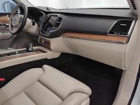 VOLVO XC90 T8 MOMENTUM