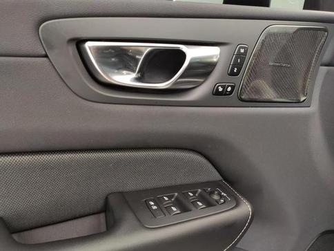 VOLVO XC60 T8 R-DESIGN
