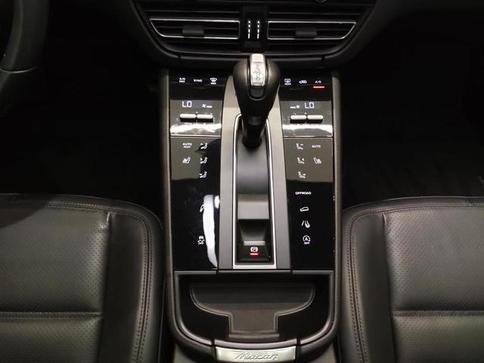 PORSCHE MACAN T