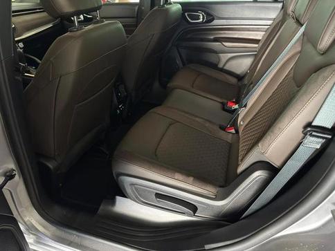 JEEP COMMANDER OVERLAND HURRICANE