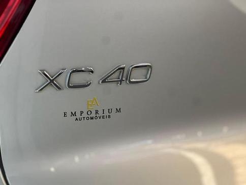VOLVO XC40 T4