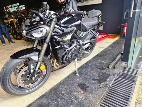 TRIUMPH STREET TRIPLE RS