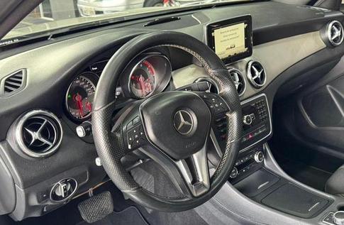 MERCEDES-BENZ GLA 200