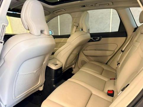 VOLVO XC60 T8 MOMENTUM