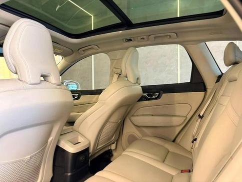 VOLVO XC60 T8 MOMENTUM