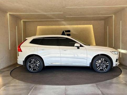VOLVO XC60 T8 MOMENTUM