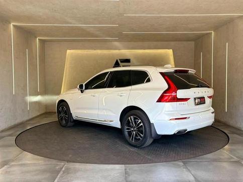 VOLVO XC60 T8 MOMENTUM