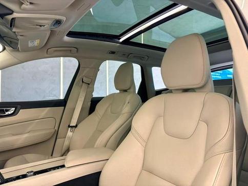 VOLVO XC60 T8 MOMENTUM