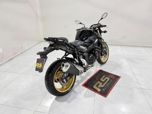 SUZUKI GSR 750