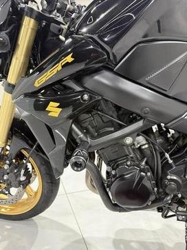 SUZUKI GSR 750