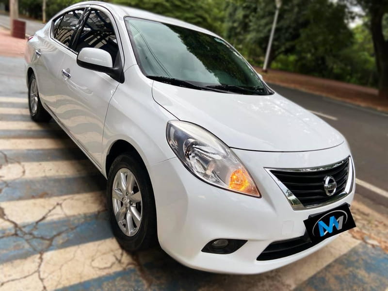 NISSAN VERSA 16SL FLEX 2013/2014 FLEX em São José Do Rio 