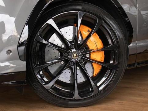 LAMBORGHINI URUS LP 650 4