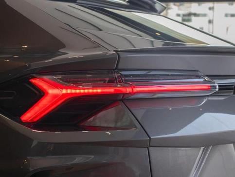 LAMBORGHINI URUS LP 650 4