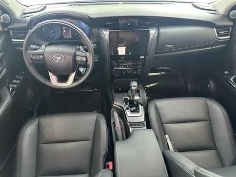TOYOTA HILUX SW4 2.8 D-4D TURBO DIESEL SRX PLATINUM 7L 4X4 AUTOM�TICO