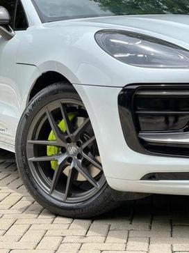 PORSCHE MACAN T