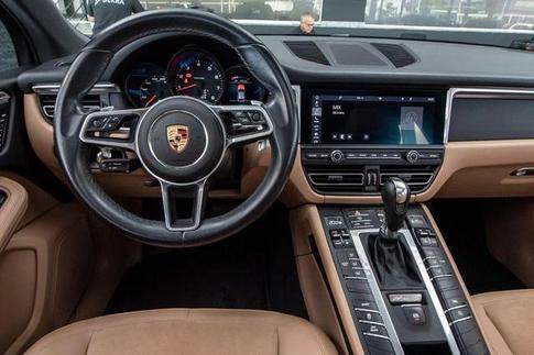 PORSCHE MACAN