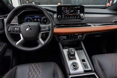 MITSUBISHI OUTLANDER SIGNATURE 2.4 4X4 AUT (H�B)
