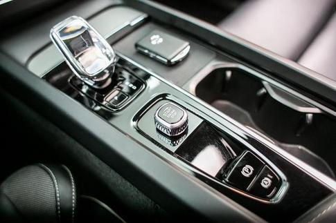 VOLVO XC60 T8 ULT DARK