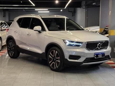 VOLVO XC40 T5H MOMENTU