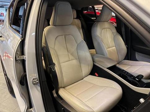 VOLVO XC40 T5H MOMENTU