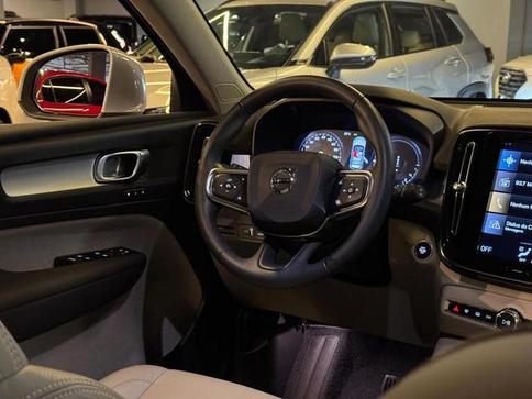 VOLVO XC40 T5H MOMENTU
