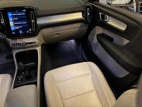 VOLVO XC40 T5H MOMENTU