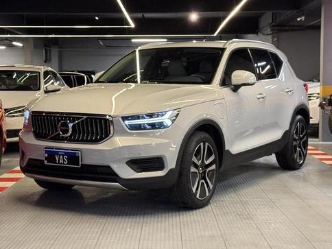 VOLVO XC40 T5H MOMENTU