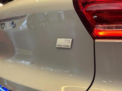 VOLVO XC40 T5H MOMENTU