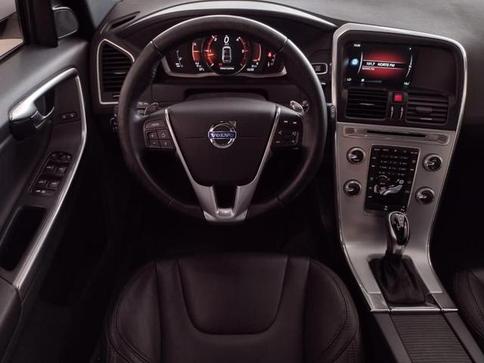 VOLVO XC 60 2.4 D5 MOMENTUM DIESEL AWD 4P AUT