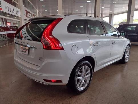 VOLVO XC 60 2.4 D5 MOMENTUM DIESEL AWD 4P AUT