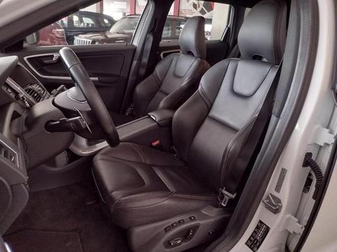 VOLVO XC 60 2.4 D5 MOMENTUM DIESEL AWD 4P AUT