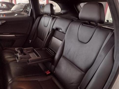 VOLVO XC 60 2.4 D5 MOMENTUM DIESEL AWD 4P AUT