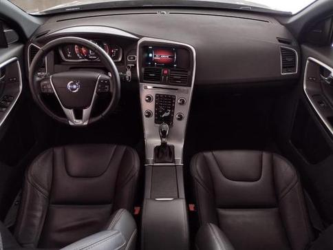 VOLVO XC 60 2.4 D5 MOMENTUM DIESEL AWD 4P AUT