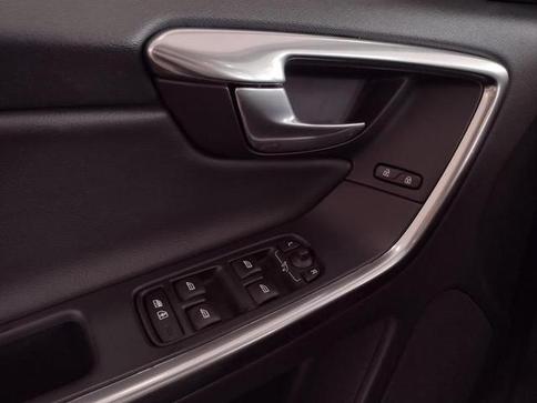 VOLVO XC 60 2.4 D5 MOMENTUM DIESEL AWD 4P AUT