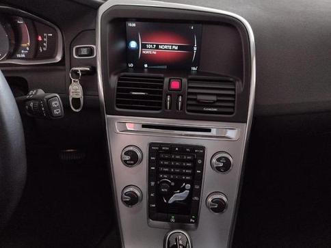 VOLVO XC 60 2.4 D5 MOMENTUM DIESEL AWD 4P AUT