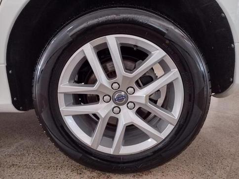 VOLVO XC 60 2.4 D5 MOMENTUM DIESEL AWD 4P AUT