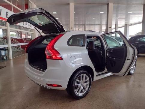 VOLVO XC 60 2.4 D5 MOMENTUM DIESEL AWD 4P AUT