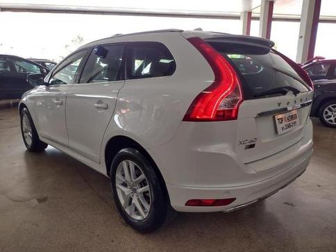 VOLVO XC 60 2.4 D5 MOMENTUM DIESEL AWD 4P AUT