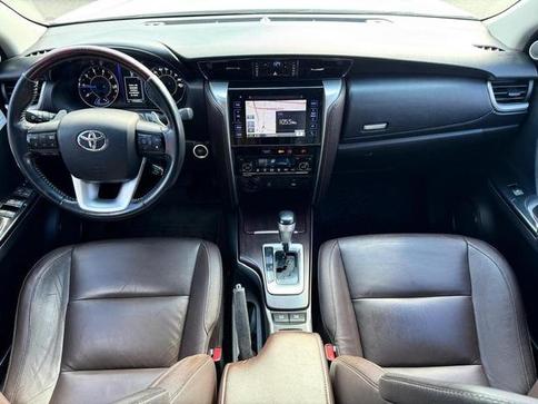 TOYOTA HILUX SW4 SRX 4X4 2.8 TDI 16V DIES. AUT.